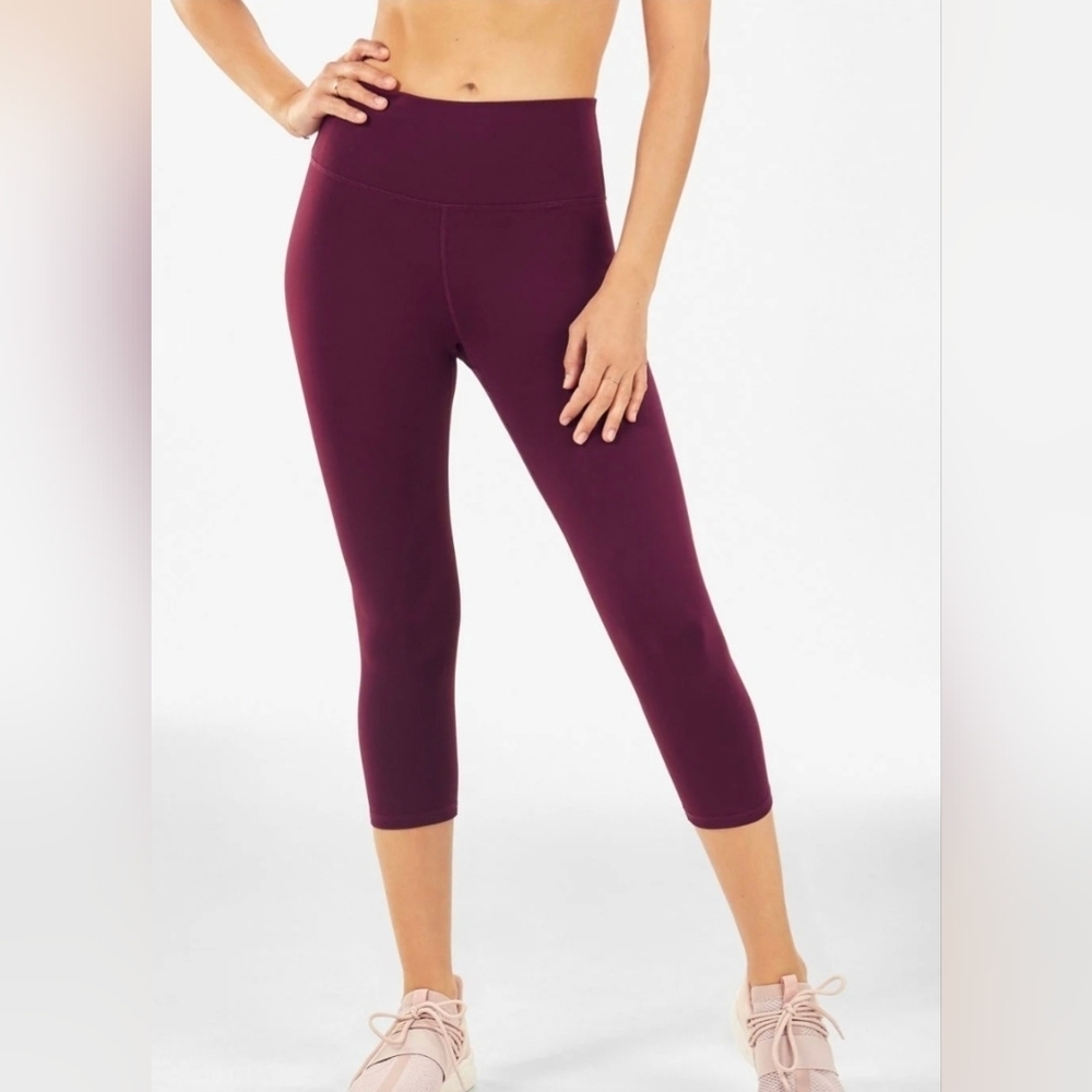 FABLETICS...Chic Burgundy Cropped Leggings..SIZE:M
